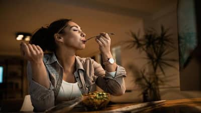 तुम्हाला दिवसभरात सारखी लागते भूक ? हा आजार तर झाला नाही ना ?