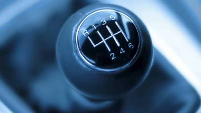 मॅनुअल गेअरची कार वापरताना अनेकजण करतात या चुका, रिसेल किंमत होते कमी