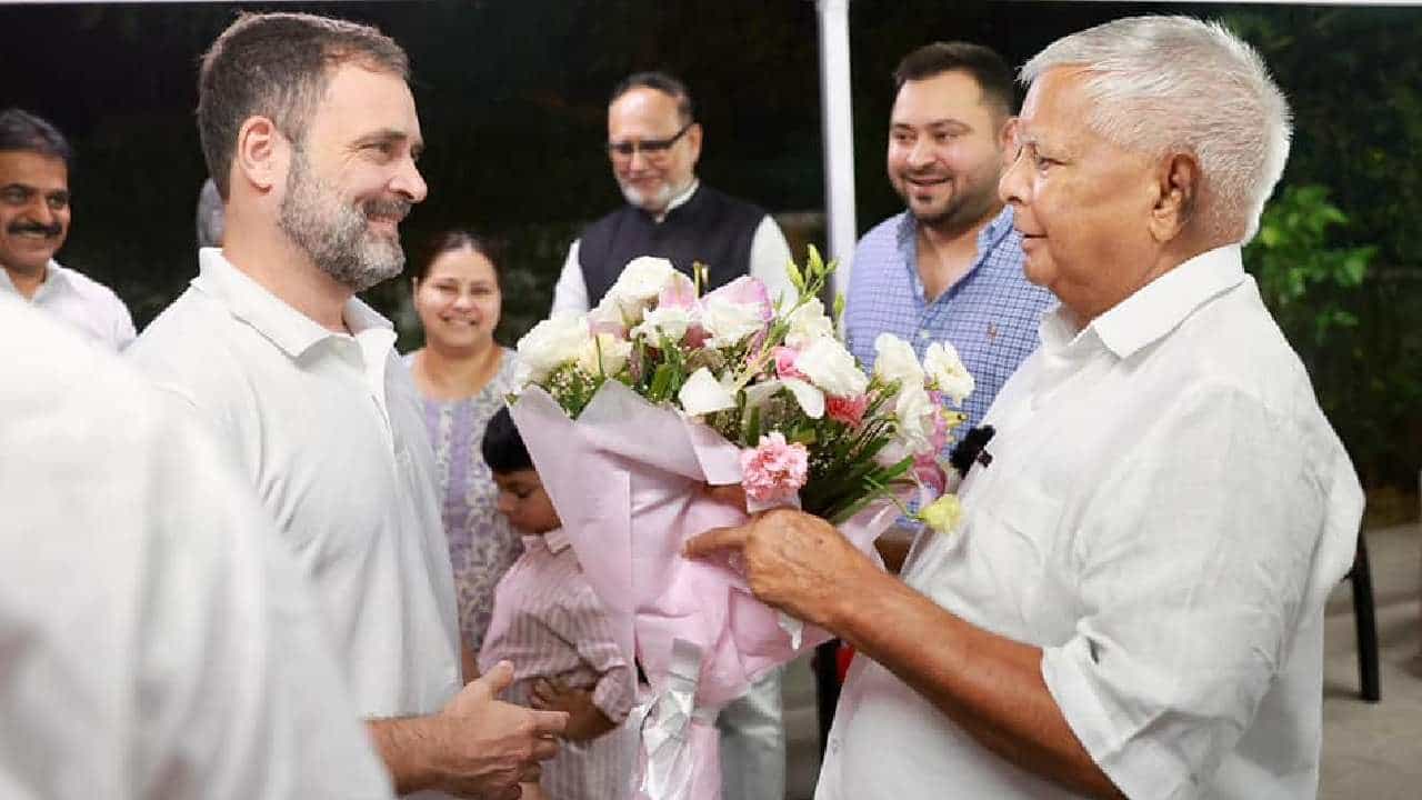 काँग्रेसचे नेते राहुल गांधी यांनी बिहारचे माजी मुख्यमंत्री, आरजेडीचे नेते लालूप्रसाद यादव यांची दिल्लीतील निवासस्थानी भेट घेतली आहे.