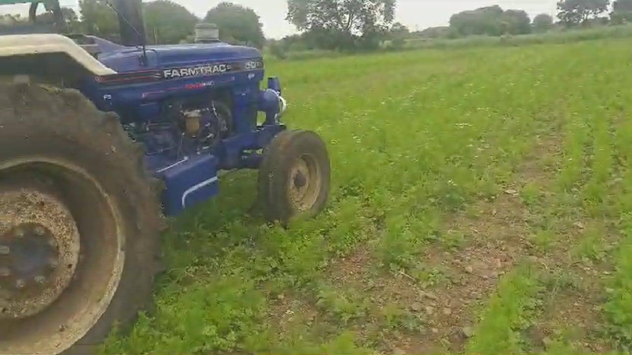 उदगीर तालुक्यातल्या कुमठा येथील शेतकरी अतुल केंद्रे यांनी देखील भाव घसरल्याने आपल्या एक एकरावरील कोथिंबिरीवर ट्रॅक्टर फिरवला आहे. 