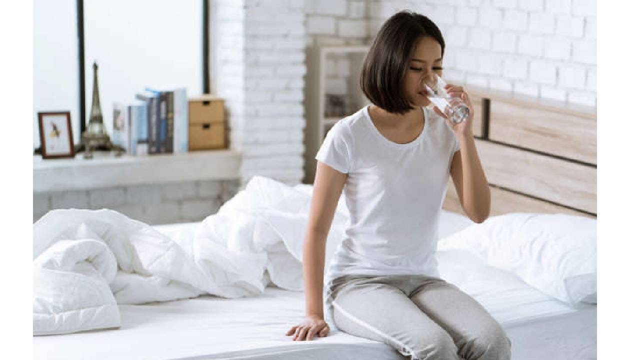 पाणी प्या - रात्री ७ ते ८ तास आपलं शरीर डिहायड्रेट झालेलं असतं त्यामुळे उठताच पाणी पिणे अत्यंत महत्त्वाचं. लिंबू पाणी प्यायल्यास उत्तम!