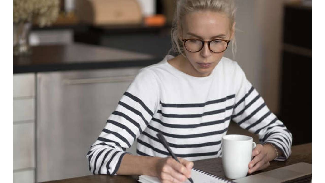 दिनक्रम लिहा- तुम्ही डायरीमध्ये दिवसभराचं तुमचं वेळापत्रक लिहू शकता. लिहिण्याने विचारांमध्ये सुसूत्रता येते. 