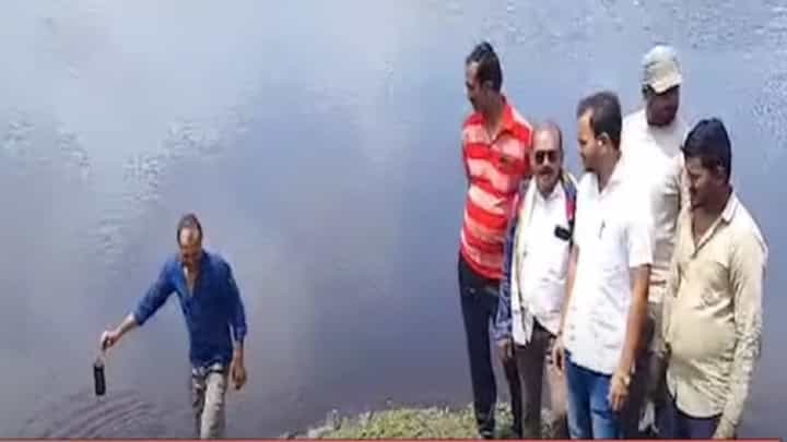 नदीत सोडलेल्या मळीमिश्रीत पाण्यामुळे नागरिकांचं आरोग्य धोक्यात? कुठं घडला धक्कादायक प्रकार? नदीत सोडलेल्या मळीमिश्रीत पाण्यामुळे नागरिकांचं आरोग्य धोक्यात? कुठं घडला धक्कादायक प्रकार?