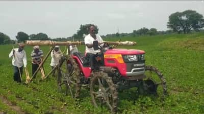 Desi Jugaad : एक लिटर डिझेलच्या इंधनात दोन एकर क्षेत्रातील कोळपणी, देशी जुगाड पाहायला शेतकऱ्यांची गर्दी