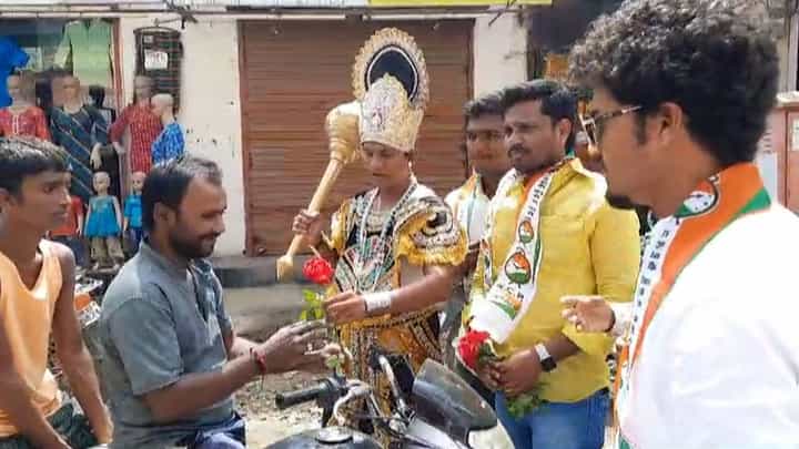 खराब रस्त्यामुळे सोलापुरकरांना नरकयातना; यमराजाने केला महापालिकेचा निषेध! खराब रस्त्यामुळे सोलापुरकरांना नरकयातना; यमराजाने केला महापालिकेचा निषेध!