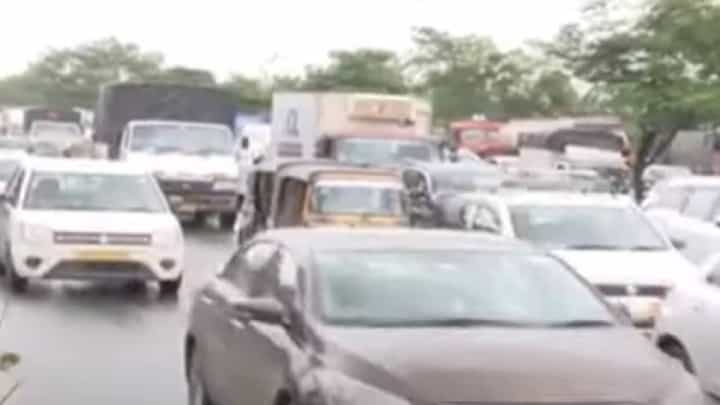 बसचा भीषण अपघात; मुंबईच्या इस्टर्न एक्स्प्रेस वेवर मोठी वाहतूक कोंडी! बसचा भीषण अपघात; मुंबईच्या इस्टर्न एक्स्प्रेस वेवर मोठी वाहतूक कोंडी!