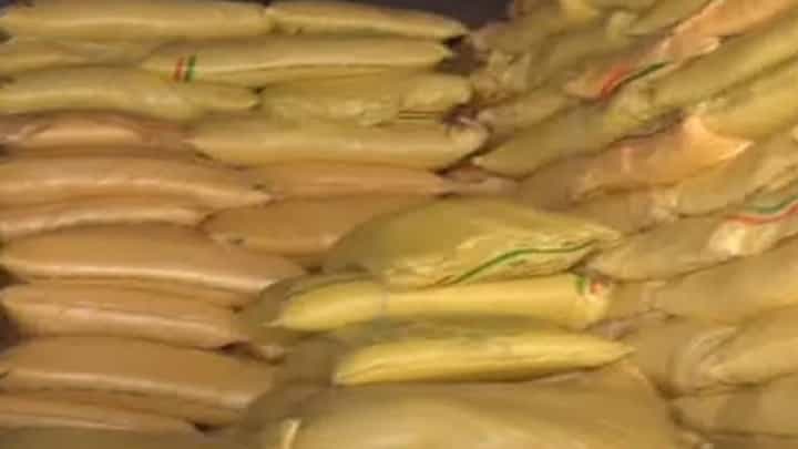 राज्यात युरिया खताचा मोठा काळाबाजार? निफाड पोलिसांच्या कारवाईनंतर धक्कादायक कृत्य उघड राज्यात युरिया खताचा मोठा काळाबाजार? निफाड पोलिसांच्या कारवाईनंतर धक्कादायक कृत्य उघड