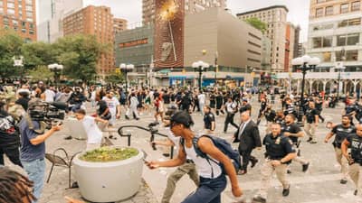 प्रसिद्ध युट्यूबरला पाहण्यासाठी आलेला जमाव अनियंत्रित, केली दगडफेक आणि गाड्यांचीही तोडफोड, अनेक जखमी; कुठे घडला हा प्रकार ?