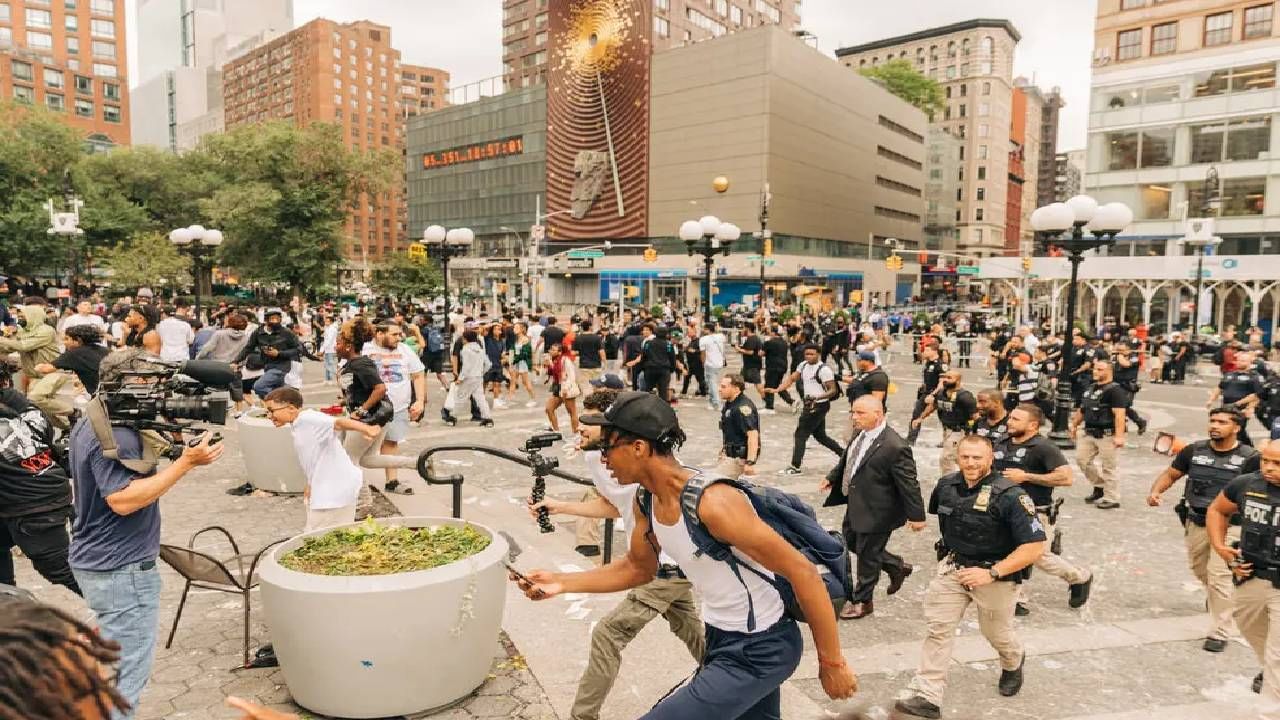 प्रसिद्ध युट्यूबरला पाहण्यासाठी आलेला जमाव अनियंत्रित, केली दगडफेक आणि गाड्यांचीही तोडफोड, अनेक जखमी; कुठे घडला हा प्रकार ?