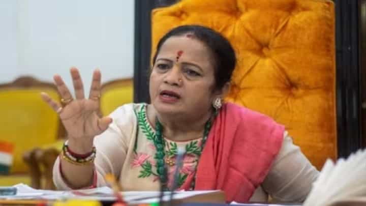 मुंबईच्या माजी महापौर किशोरी पेडणेकर यांच्यावर गुन्हा दाखल, काय आहे नेमकं प्रकरण? मुंबईच्या माजी महापौर किशोरी पेडणेकर यांच्यावर गुन्हा दाखल, काय आहे नेमकं प्रकरण?