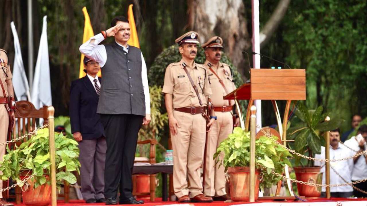 उपमुख्यमंत्री, गृहमंत्री देवेंद्र फडणवीस हे आज नाशिकमध्ये होते. प्रशिक्षणार्थी पोलीस दीक्षांत समारंभाला देवेंद्र फडणवीस यांनी हजेरी लावली. 