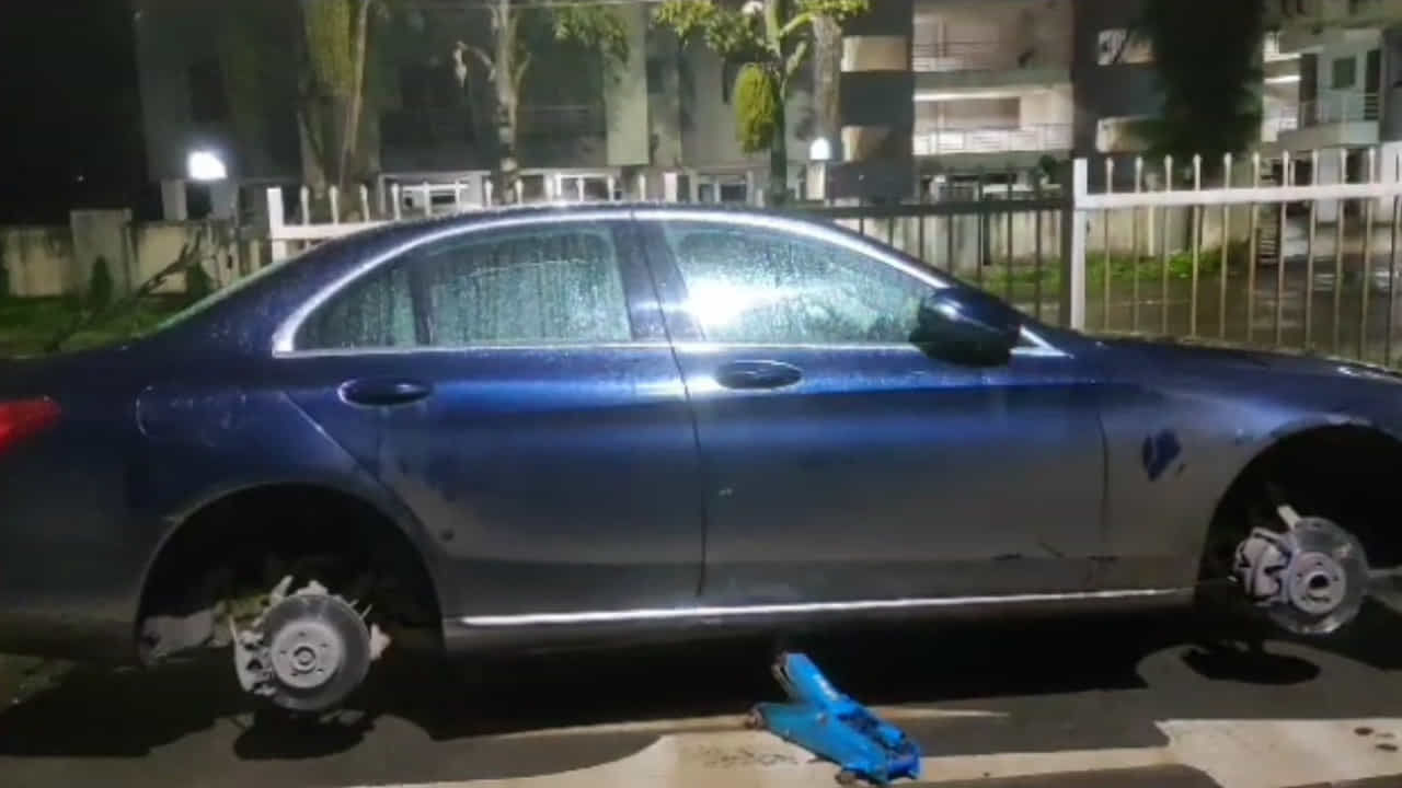 पुणे-बंगळुरु राष्ट्रीय महामार्गावर खड्ड्यांमुळे प्रवाशांना नाहक त्रास; गाड्यांचे टायरही फुटले