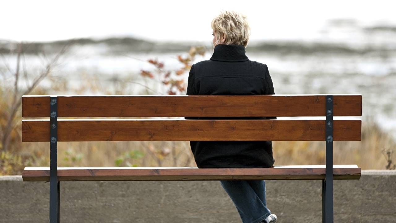 एका जागी जास्त वेळ बसून राहू नये, हालचाल करत राहावी. संशोधनात असे दिसून आले आहे की जास्त बसणे मेमरीसाठी महत्त्वपूर्ण क्षेत्र असलेल्या मेडियल टेम्पोरल लोब (एमटीएल) मधील बदलांशी संबंधित आहे. बराच वेळ बसल्याने एमटीएल क्षेत्र पातळ होऊ शकते, ज्यामुळे स्मरणशक्तीच्या समस्या उद्भवू शकतात. 