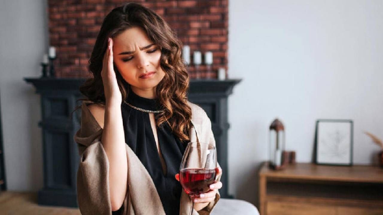 केचप, ब्रेड, बिस्किटे आणि ओव्हर-द-काउंटर ज्यूस यासारखे साखरेचे प्रमाण जास्त असलेले पदार्थ आणि पेये टाळा. त्याऐवजी, घरगुती पर्याय निवडा आणि आपल्या आहारात ताजी फळे आणि भाज्या समाविष्ट करा. याव्यतिरिक्त, तळलेले पदार्थ आणि अल्कोहोलचे सेवन मर्यादित करा, कारण जास्त प्रमाणात अल्कोहोल सेवन केल्याने मेंदूच्या कार्यावर हानिकारक परिणाम होतो. 