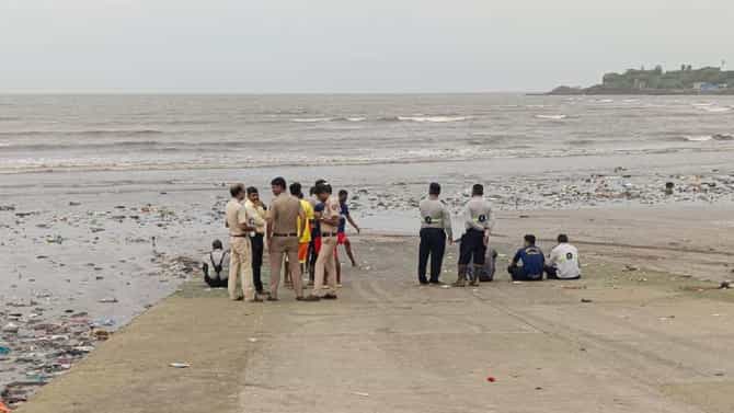 Mumbai Crime News : मासेमारीसाठी गेलेली बोट वर्सोवा समुद्रात बुडाली, एकाने पोहत किनारा गाठला