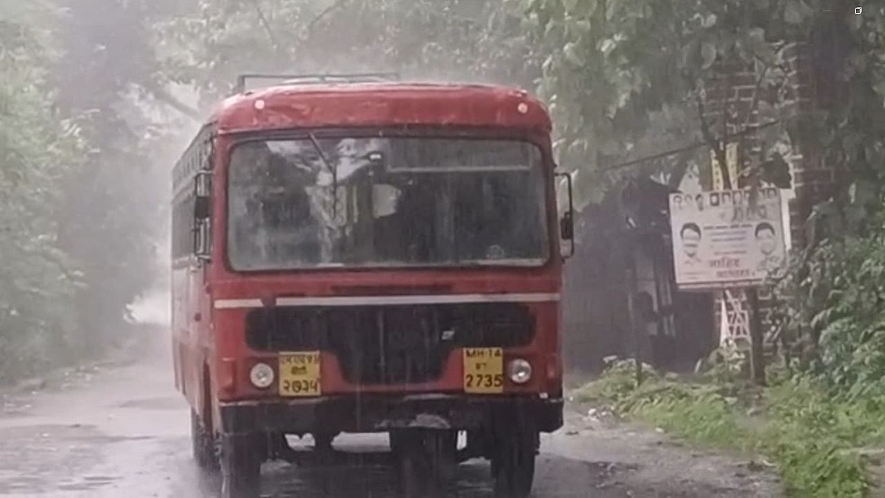  सिंधुदुर्गात अतिवृष्टीतील नुकसान ग्रस्तांना १९ लाख रुपयांचे वाटप करण्यात आले आहे.