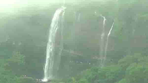 सिंधुदुर्गातील पांढराशुभ्र फेसाळणाऱ्या बाबा धबधब्याची पर्यटकांना भुरळ, बघा नयनरम्य नजारा
