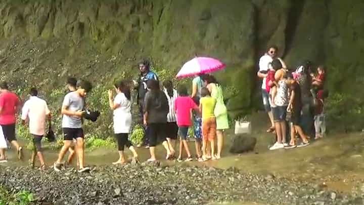 आंबोली पासून जवळच असलेला ‘हा’ धबधब्याला पर्यटकांची पसंती, उसळतेय पर्यटकांची गर्दी आंबोली पासून जवळच असलेला ‘हा’ धबधब्याला पर्यटकांची पसंती, उसळतेय पर्यटकांची गर्दी