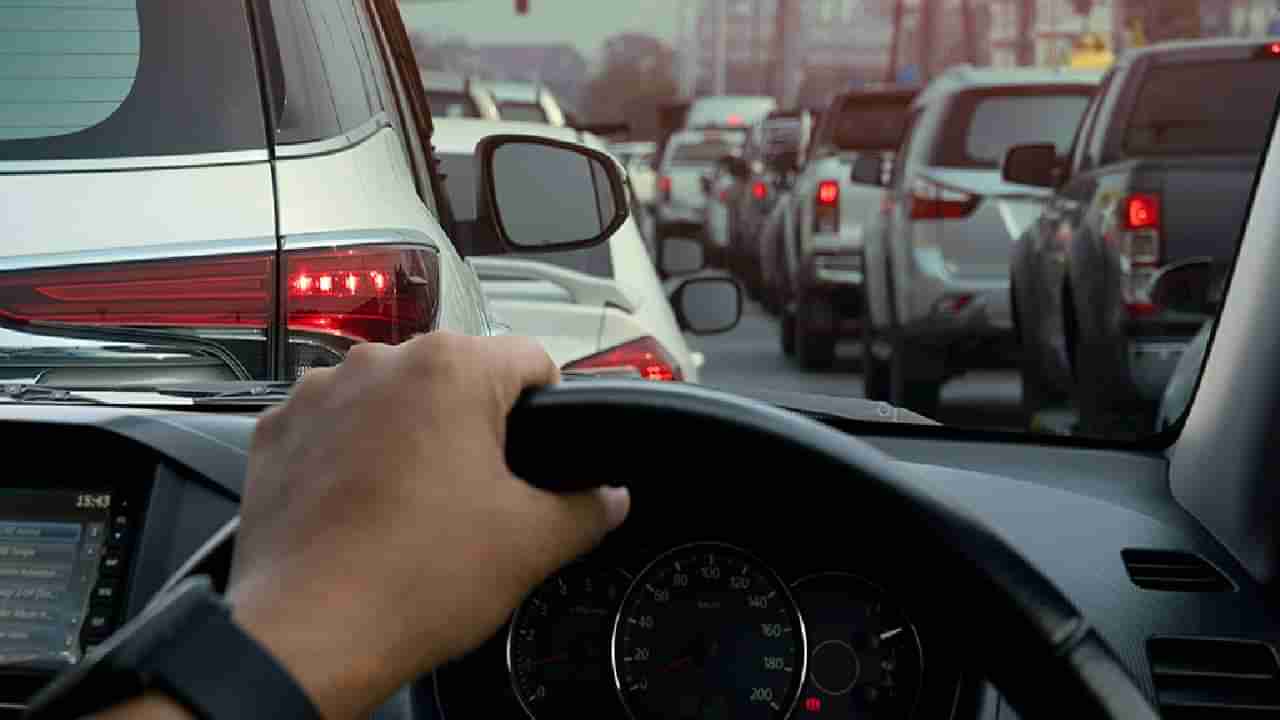 ट्राफिकमध्ये कार चालवताना भिती वाटते? या चार गोष्टी लक्षात ठेवा