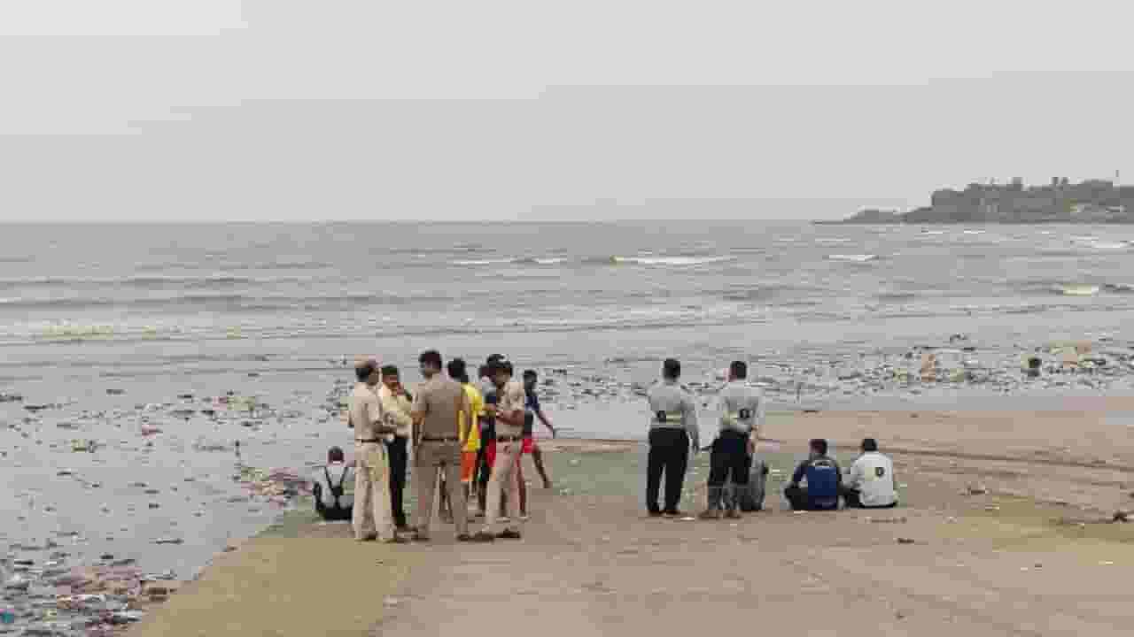 वर्सोवा समुद्रात बोट उलटली, मासेमारीसाठी मच्छिमार खोल समुद्रात गेले, अन्...