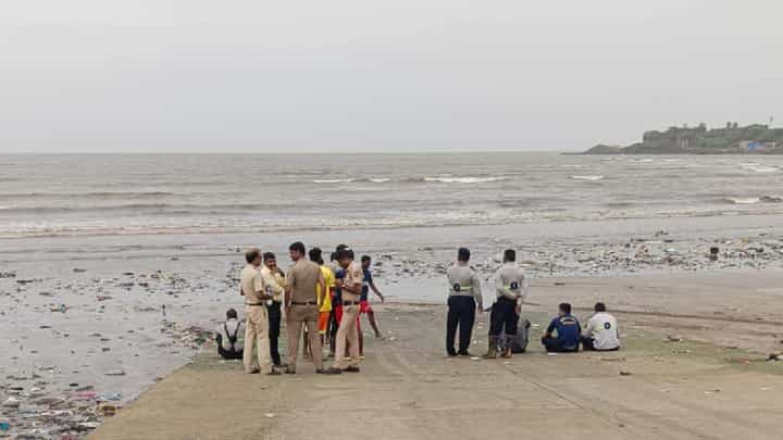 वर्सोवा समुद्रात बोट उलटली, मासेमारीसाठी मच्छिमार खोल समुद्रात गेले, अन्... वर्सोवा समुद्रात बोट उलटली, मासेमारीसाठी मच्छिमार खोल समुद्रात गेले, अन्...