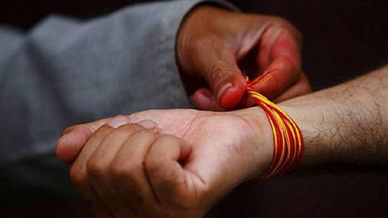 मौली धागा बांधण्याचे आहेत विशेष नियम, अनेक जण करतात या चुका मौली धागा बांधण्याचे आहेत विशेष नियम, अनेक जण करतात या चुका