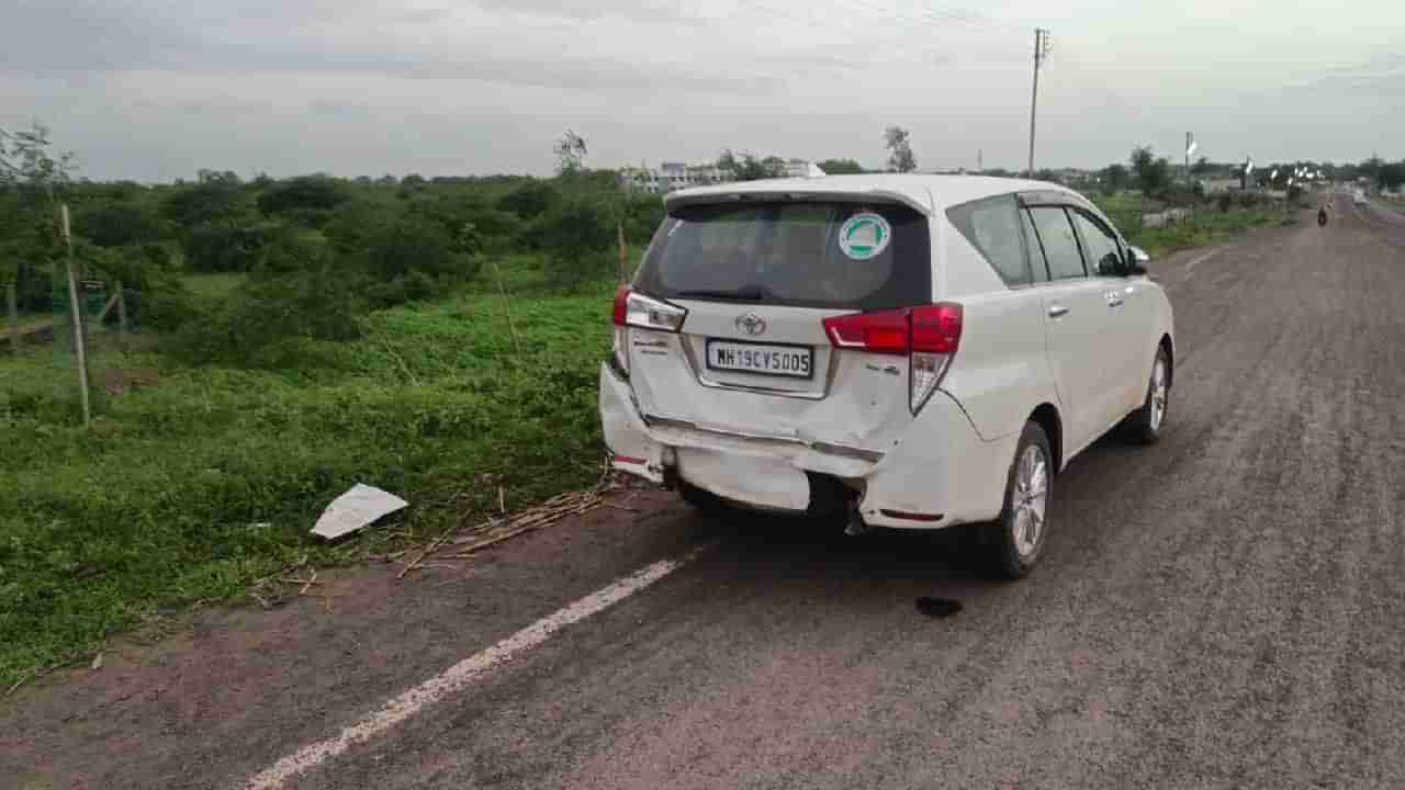 शिंदे गटाच्या आमदाराच्या गाडीला अपघात, पोलीस व्हॅनने दिली कारला धडक