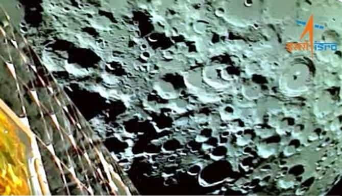 Chandrayaan - 3 update | चंद्रयान-3 ने पाठविली चंद्राची पहीली छायाचित्रे, काल चंद्राच्या कक्षेत आगमन करताना टिपली चंद्रभूमीची सुंदर छबी