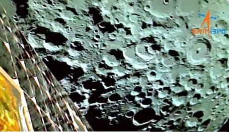 Chandrayaan - 3 update | चंद्रयान-3 ने पाठविली चंद्राची पहीली छायाचित्रे, काल चंद्राच्या कक्षेत आगमन करताना टिपली चंद्रभूमीची सुंदर छबी