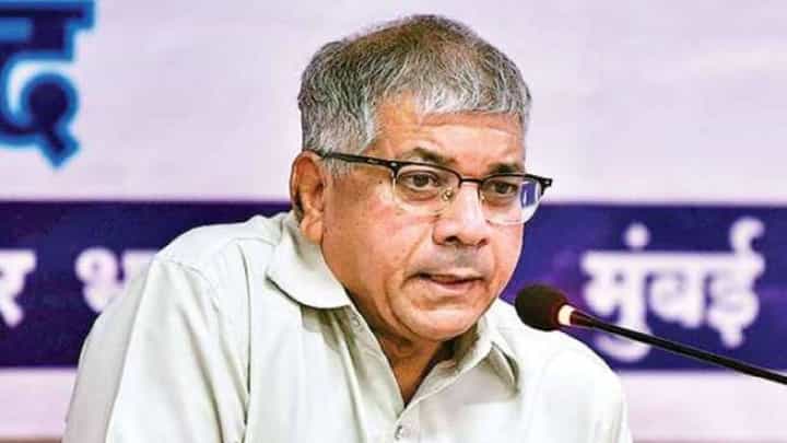 Prakash Ambedkar यांचं लोकसभेच्या ४८ जागांसंदर्भात मोठं वक्तव्य, बघा काय म्हणाले? Prakash Ambedkar यांचं लोकसभेच्या ४८ जागांसंदर्भात मोठं वक्तव्य, बघा काय म्हणाले?