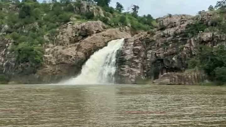 पावसाच्या सरी आणि धबधब्यातून उडणारे तुषार झेलण्यासाठी पर्यटकांची हाजराफॉलला पसंती पावसाच्या सरी आणि धबधब्यातून उडणारे तुषार झेलण्यासाठी पर्यटकांची हाजराफॉलला पसंती