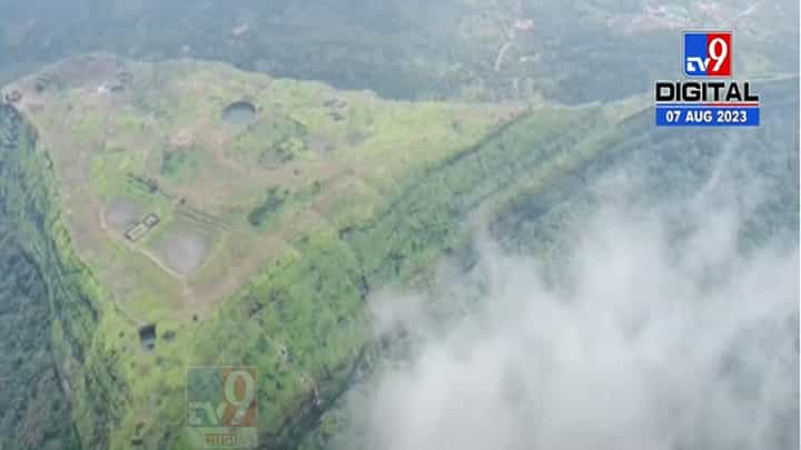 पांढऱ्याशुभ्रम दाट धुक्यात हरवला लोहगड परिसर, बघा मनाला भुरळ पाडणारी विहंगम दृश्ये पांढऱ्याशुभ्रम दाट धुक्यात हरवला लोहगड परिसर, बघा मनाला भुरळ पाडणारी विहंगम दृश्ये