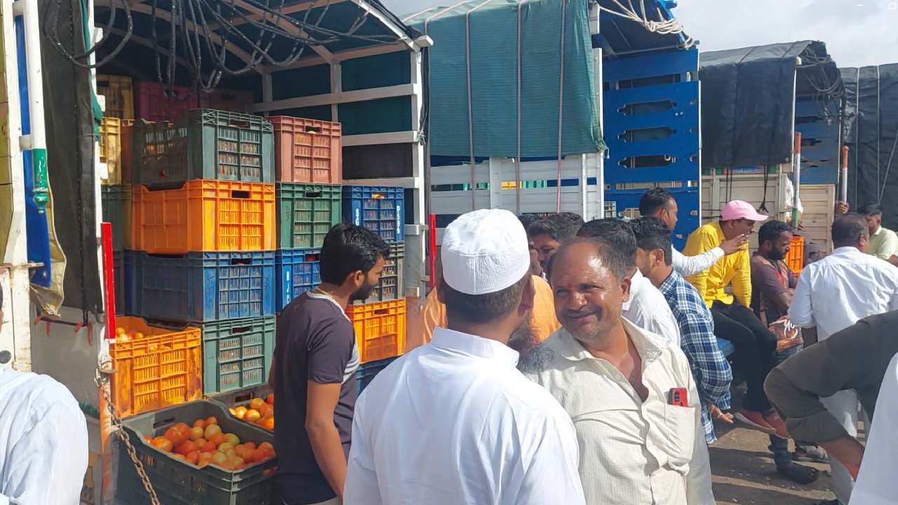 या पुढच्या काळातही बाजार भाव असेच टिकून राहतील असा अंदाज शेतकरी आणि व्यापाऱ्यांनी व्यक्त केला आहे.