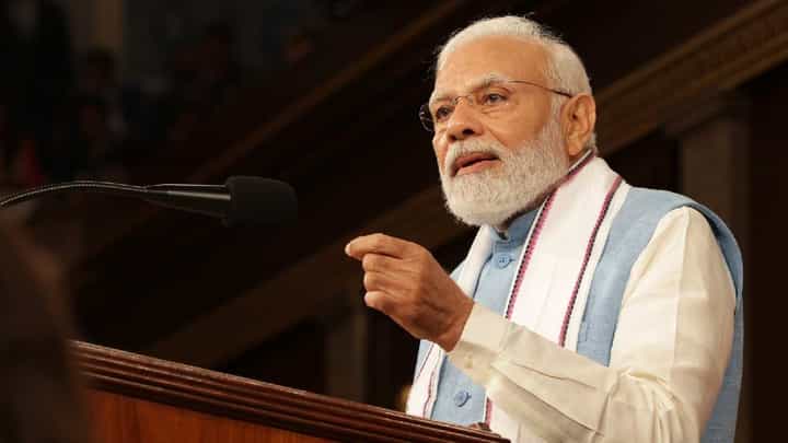 ‘कुणी 70 वर्षांत काय केलं म्हणतात?’; पंतप्रधान मोदी यांना विरोधी पक्ष नेत्यानं सुनावलं ‘कुणी 70 वर्षांत काय केलं म्हणतात?’; पंतप्रधान मोदी यांना विरोधी पक्ष नेत्यानं सुनावलं