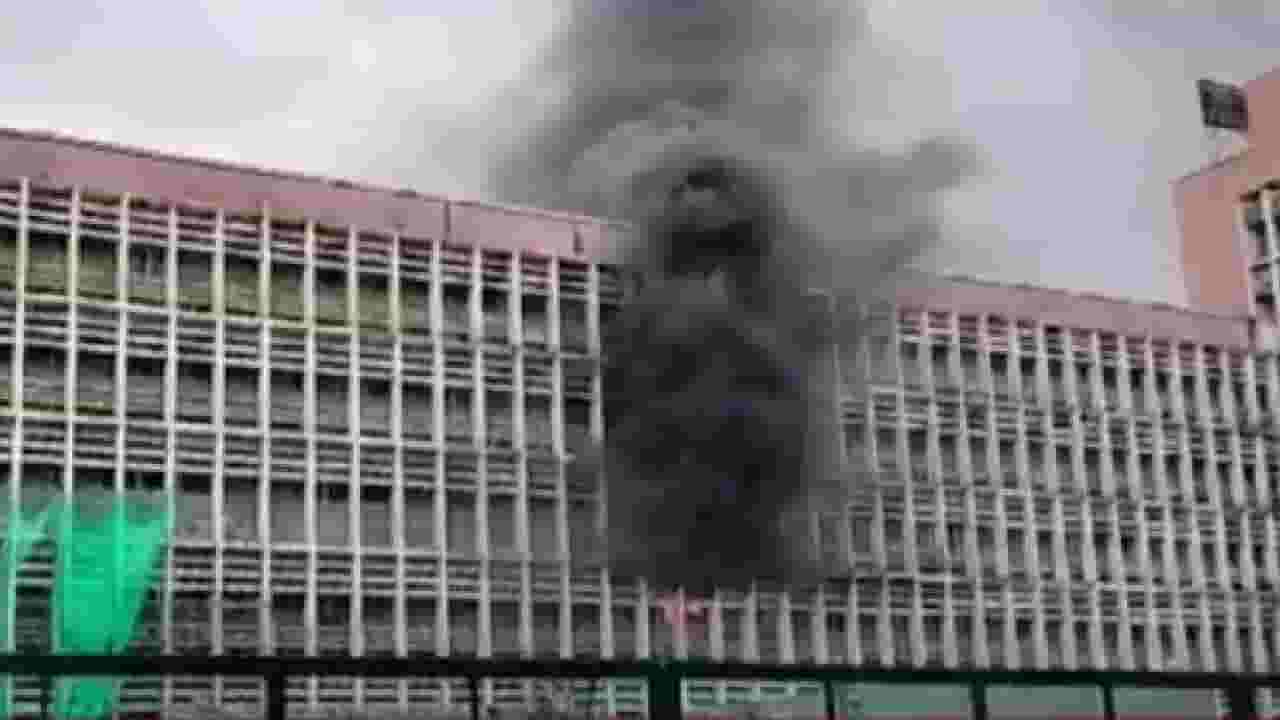 दिल्लीतील एम्स रुग्णालयाला भीषण आग; अग्निशमन दलाच्या 8 गाड्या घटनास्थळी दाखल