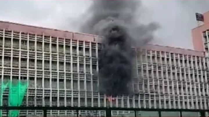दिल्लीतील एम्स रुग्णालयाला भीषण आग; अग्निशमन दलाच्या 8 गाड्या घटनास्थळी दाखल दिल्लीतील एम्स रुग्णालयाला भीषण आग; अग्निशमन दलाच्या 8 गाड्या घटनास्थळी दाखल