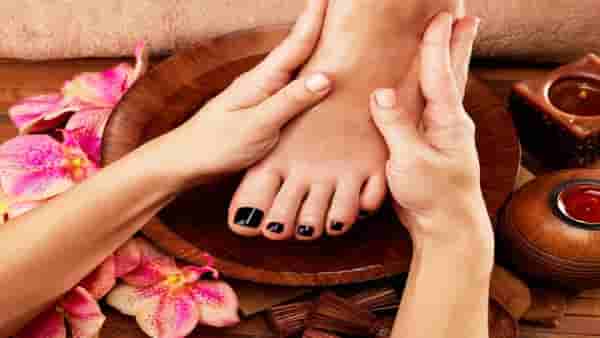Beauty Tips : घरच्या घरी असे करा पेडिक्युअर करून असे वाढवा पायांचे सौंदर्य...