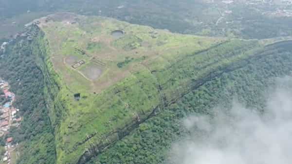 मावळात पावसाचा जोर वाढला आहे, त्यामुळे निसर्गाचा पाऊस आणि धुक्याचा लपंडाव पाहण्यासाठी पर्यटकांची गर्दी होत आहे.
