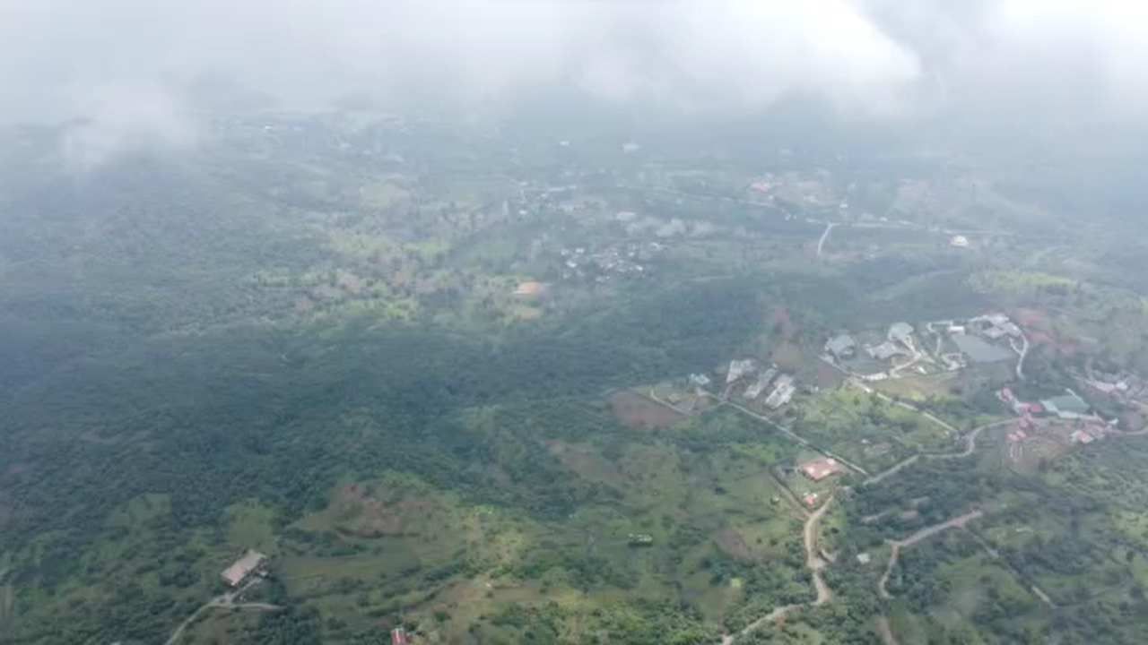 अंगावर येणारे शहारे, थंडगार वारा पाऊस, धुक्यात हरवल्याचा आनंद हे अनुभवण्यासाठी पर्यटकांची गर्दी होत आहे