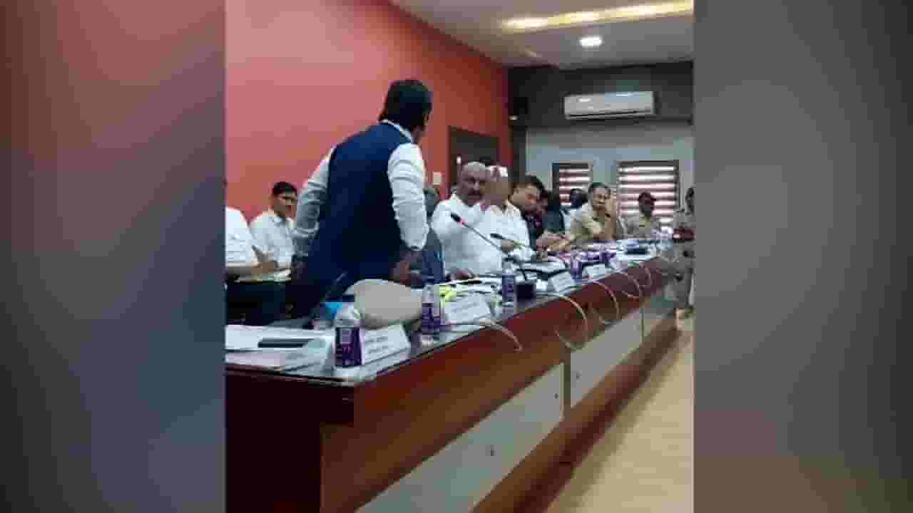 ‘निधी वाटपाचा हा अलिखीत नियम’; दानवे-भूमरे बाचाबाचीवर शिंदे गटाच्या नेत्याची प्रतिक्रिया ‘निधी वाटपाचा हा अलिखीत नियम’; दानवे-भूमरे बाचाबाचीवर शिंदे गटाच्या नेत्याची प्रतिक्रिया