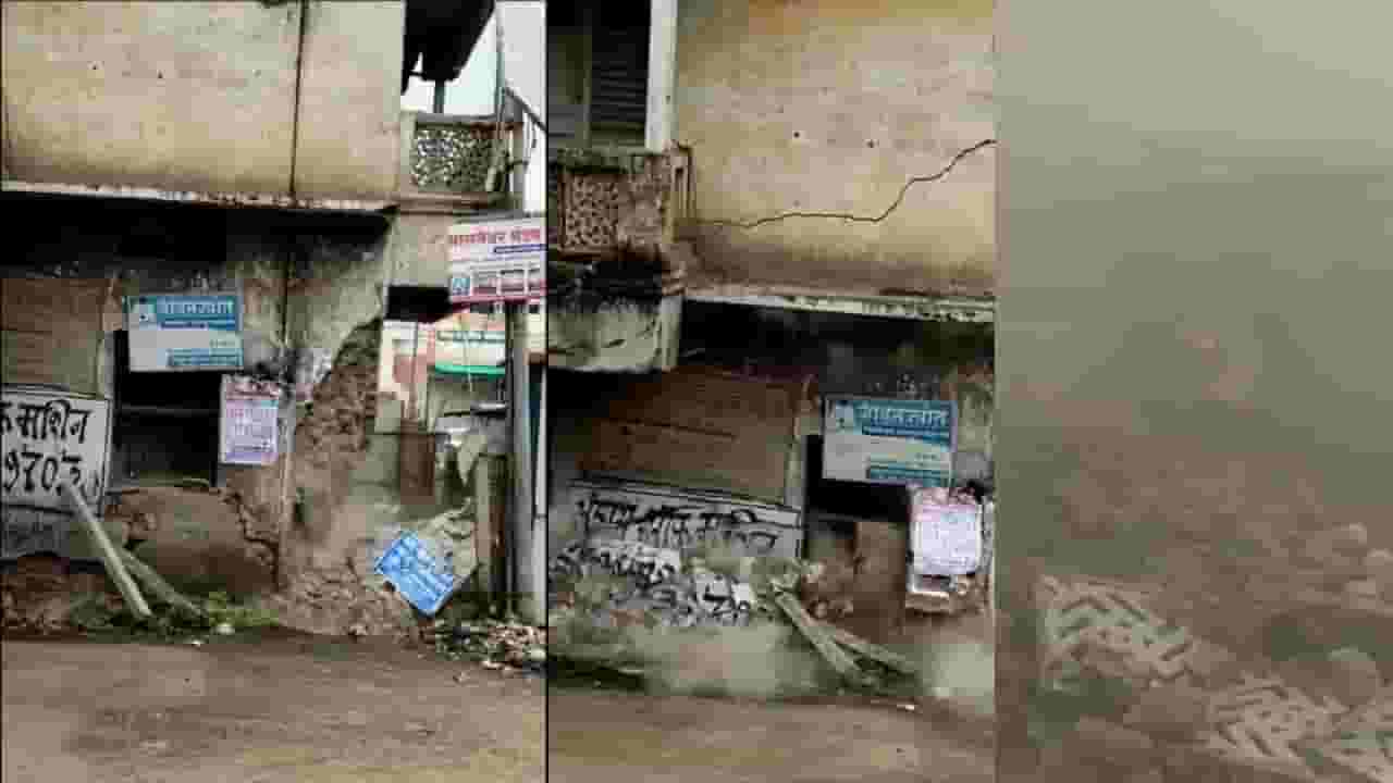 वाशिममध्ये चित्तथरारक घटना, रस्त्यालगतची इमारत अक्षरशः पत्त्याच्या बंगल्यासारखी कोसळली वाशिममध्ये चित्तथरारक घटना, रस्त्यालगतची इमारत अक्षरशः पत्त्याच्या बंगल्यासारखी कोसळली