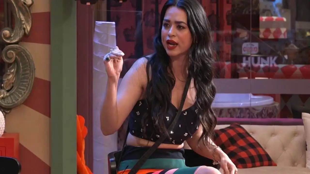 सौंदर्या शर्मा हिने सांगितले की, लहानपणी तिचे अपहरण करण्यात आले होते. एका ट्रक चालकाने तिचे अपहरण केले होते. आईस्क्रीमच्या बहाण्याने तिचे अपहरण करण्यात आले. 