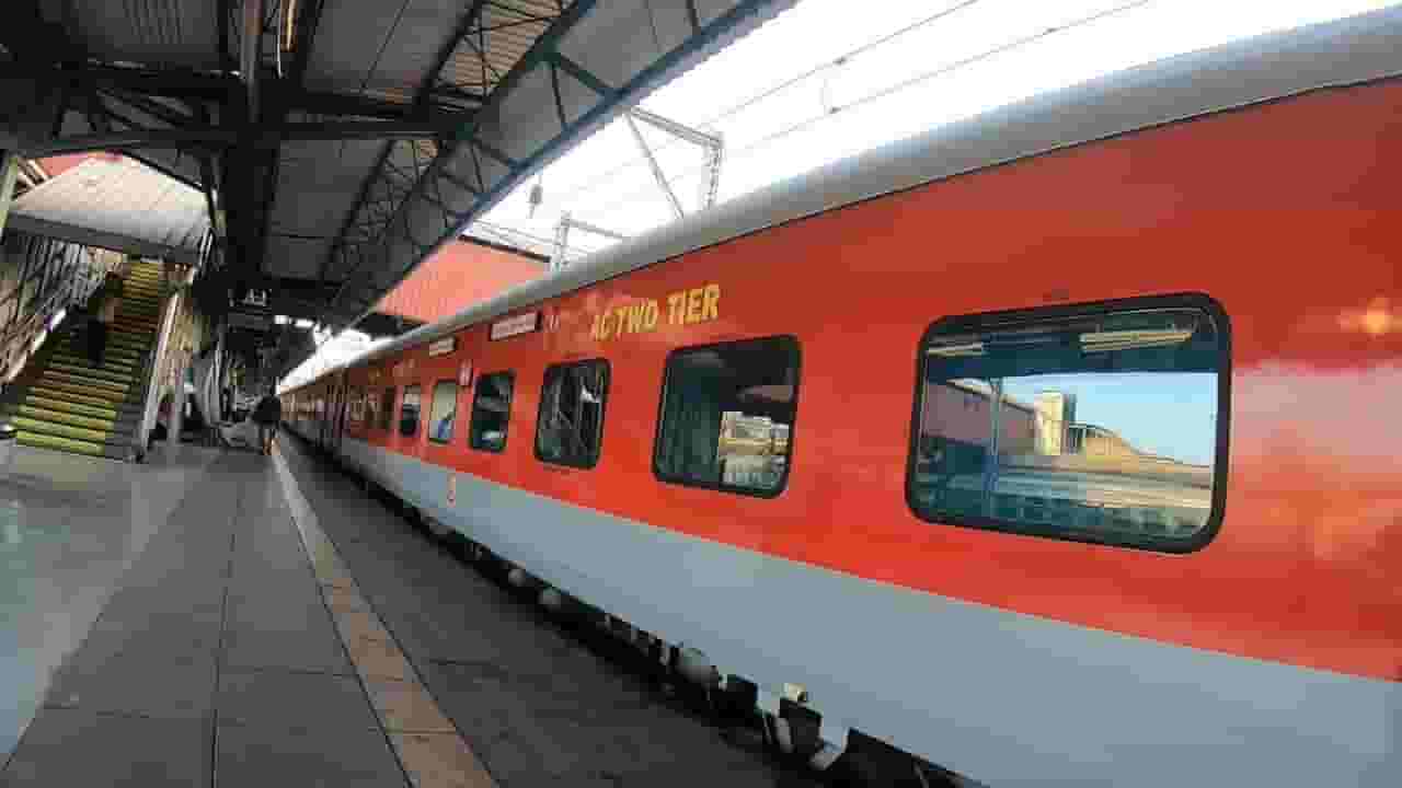 दारुच्या नशेत तरूणीला धावत्या ट्रेनमधून फेकले; दादर रेल्वे स्टेशनमधील धक्कादायक घटना