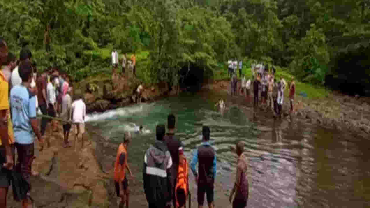 raigad crime news : धबधब्याच्या डोहात भलतचं घडलं! मोठ्या भावाला वाचवायला गेला अन् दुर्दैवी घटना घडली
