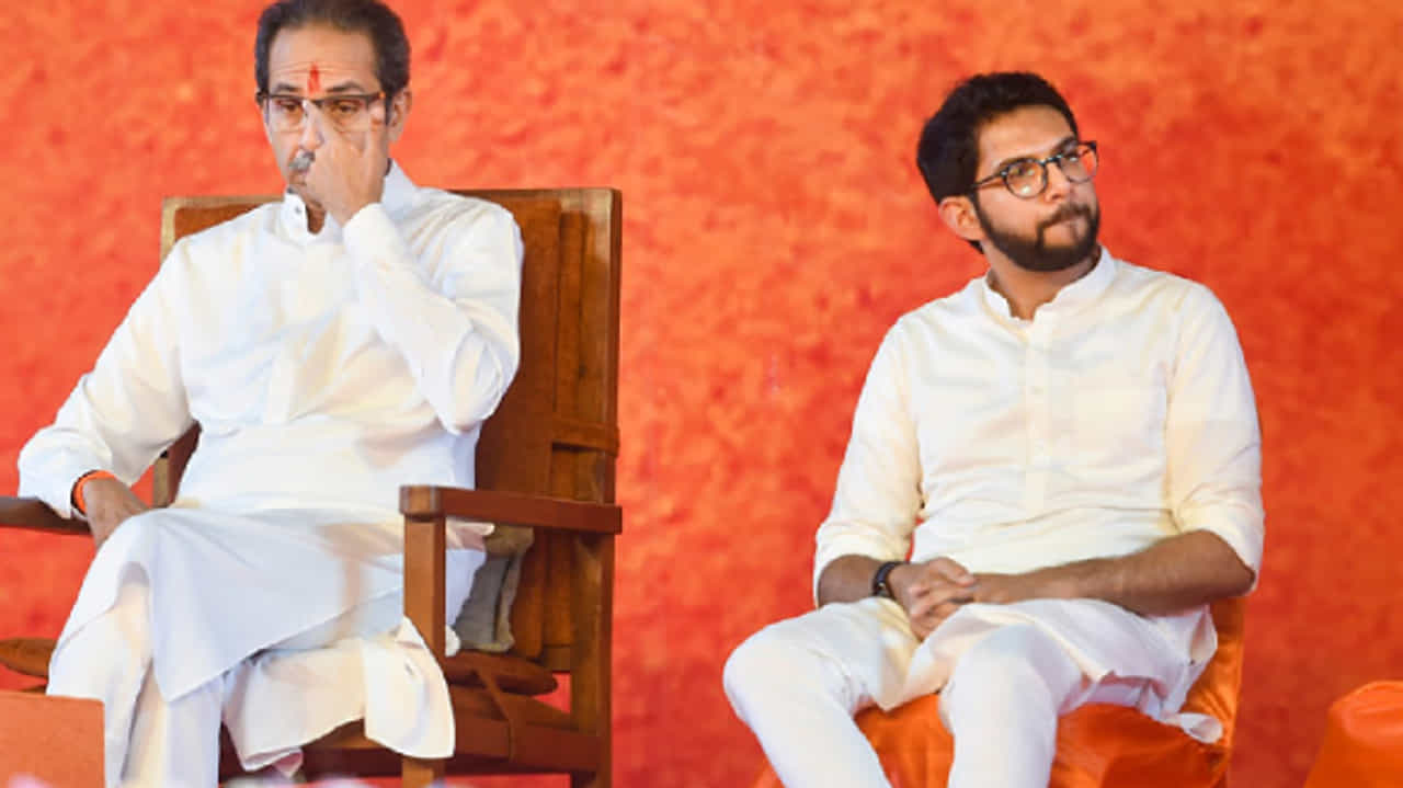पेटीत उद्धव-आदित्य नावाचे दोन नासके आंबे होते, एकनाथ शिंदेंनी ते बाहेर काढले आणि पेटी स्वच्छ केली