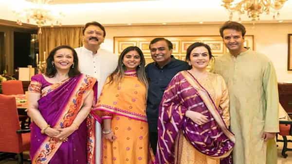 देशातील प्रसिद्ध आणि श्रीमंत उद्योजक मुकेश अंबानी यांची मुलगी ईशा अंबानी यांना आज कोणत्याही ओळखीची गरज नाही. ईशा कायम त्यांच्या कामामुळे चर्चेत असतात. ईशा अंबानी यांचे सासू - सासरे देखील देशातील श्रीमंत उद्योजकांच्या यादीत अव्वल स्थानी आहेत. ईशा अंबानी यांच्या सासूबाईंचं नाव स्वाती पिरामल आहे.