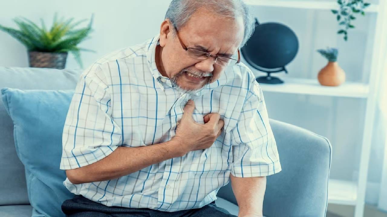 Silent Heart attack : कोणत्याही लक्षणांशिवायही येऊ शकतो हार्ट ॲटॅक; कसं ओळखाल ? Silent Heart attack : कोणत्याही लक्षणांशिवायही येऊ शकतो हार्ट ॲटॅक; कसं ओळखाल ?