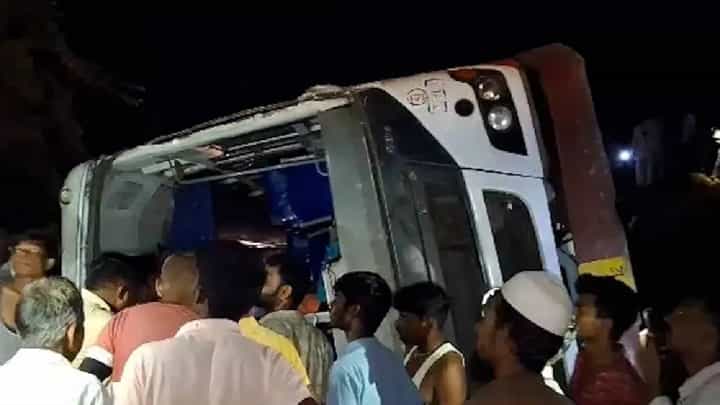 बस चालकाने ओव्हरटेक केला अन् बस 50 फूट खोल खड्ड्यात कोसळली! बस चालकाने ओव्हरटेक केला अन् बस 50 फूट खोल खड्ड्यात कोसळली!