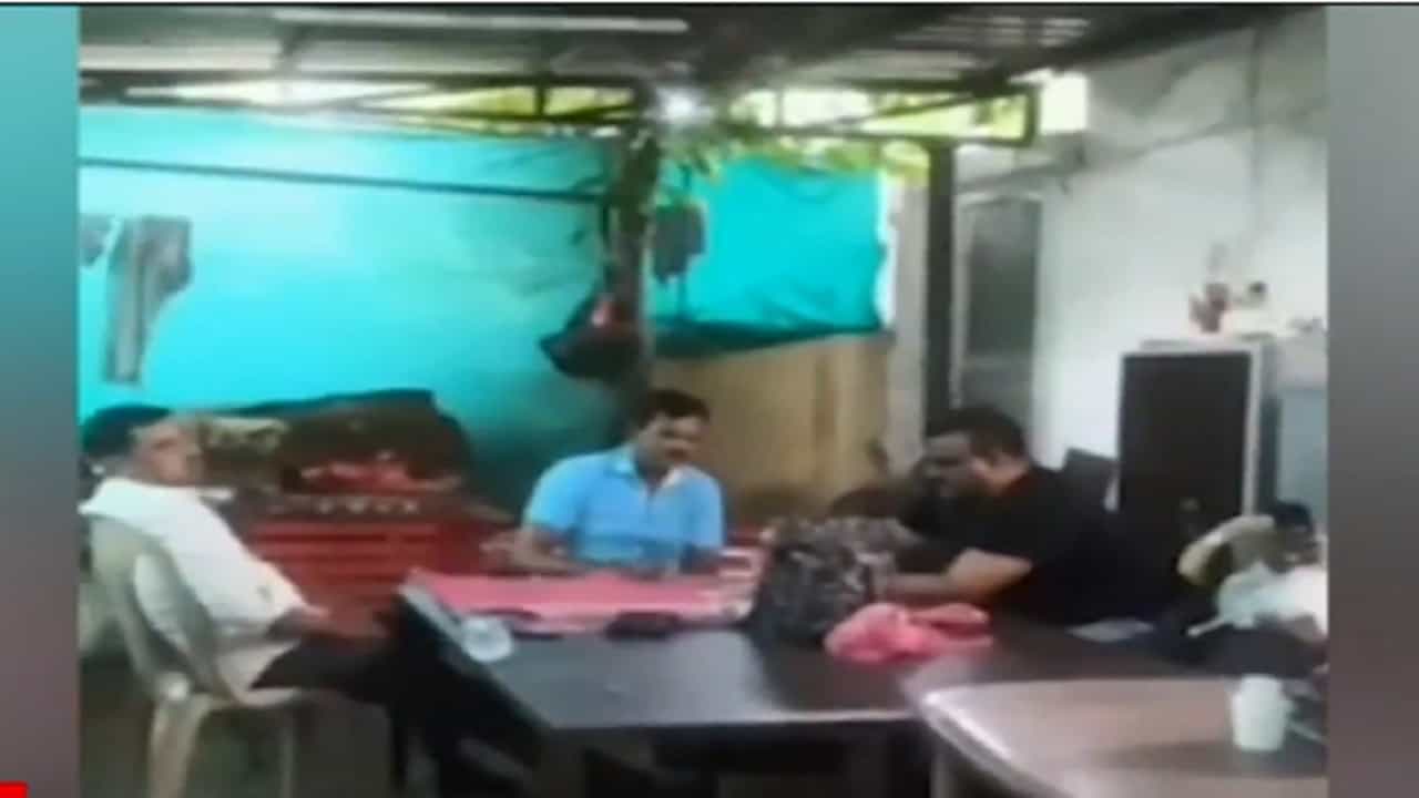 पोलीस चौकीतच मांडला जुगाराचा डाव, व्हिडीओ व्हायरल; उपराजधानीत नेमकं काय घडलं?