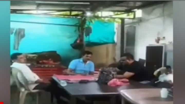 पोलीस चौकीतच मांडला जुगाराचा डाव, व्हिडीओ व्हायरल; उपराजधानीत नेमकं काय घडलं? पोलीस चौकीतच मांडला जुगाराचा डाव, व्हिडीओ व्हायरल; उपराजधानीत नेमकं काय घडलं?